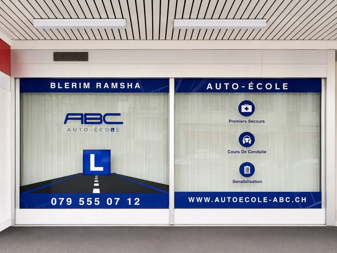 La vitrine de l'Auto-école ABC, avec les cours de premiers secours, de conduite et de sensibilisation