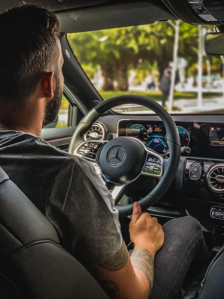 Au volant de la voiture-école Mercedes de l'Auto-école ABC